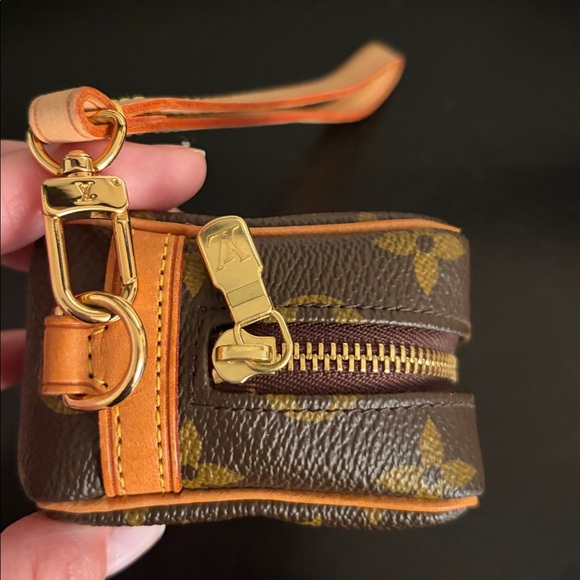 HOLIDAY SALE! Louis Vuitton Vintage Monogram Wapity Pouch - Picture 7 of 14
